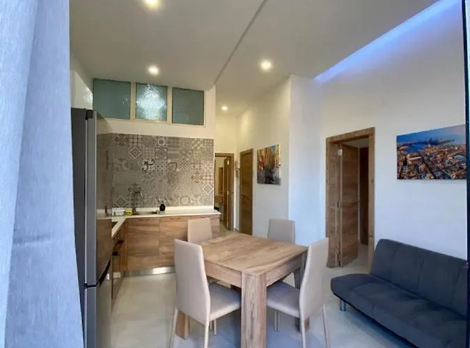 Diamonds Luxury - Julia Marsalforn